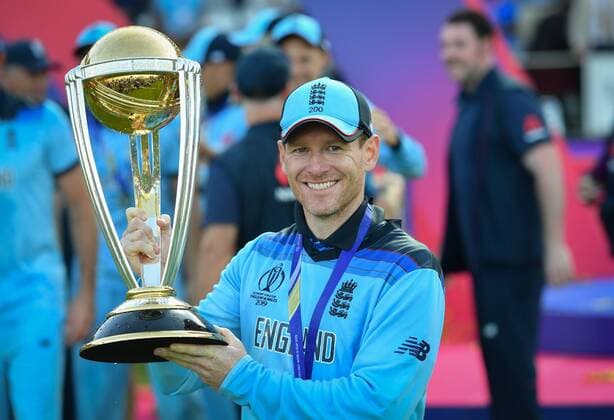 Sport Themen der Woche KW28 Sport Bilder des Tages Cricket - 2019 ICC Cricket World Cup - Final: England vs. New Zealand England s Eoin Morgan lifts the World Cup trophy after they defeat New Zealand in a Super Over after the scores were tied on 241, at Lords. COLORSPORT ASHLEY WESTERN 