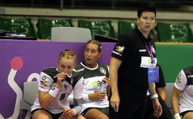 14.07.2019 Gyor(Hungary) European U19 Under 19 women s handball championship Germany-Denmark Marielle Bohm(r) Germany U19 coach,Dana Bleckmann(2L) ,Leonie Kockel(L) : 