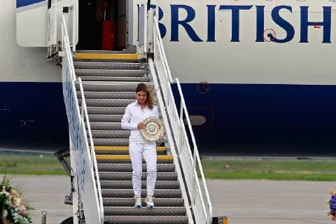 (190716) -- BUCHAREST, July 16, 2019 -- Romanian tennis player Simona Halep, 2019 Wimbledon Women s singles champion, descends from the airplane with her trophy as she arrives at the Henry Coanda International Airport in Bucharest, capital of Romania, July 15, 2019. Cristian Cristel) (SP)ROMANIA-BUCHAREST-TENNIS-HALEP-ARRIVAL LinxHuifen 
