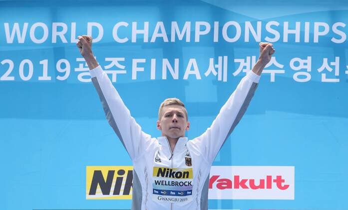 Sport Bilder des Tages (190716) -- YEOSU, July 16, 2019 -- Gold medalist Germany s Florian Wellbrock celebrates on the podium during the awarding ceremony of the men s 10km open water swimming event at the 18th FINA World Championships in Yeosu, South Korea, July 16, 2019. ) (SP)SOUTH KOREA-YEOSU-FINA WORLD CHAMPIONSHIPS-MEN S 10KM OPEN WATER BaixXuefei 
