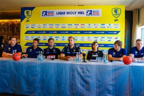 Rhein Neckar Loewen Pressekonferenz am 16.07.2019 im Le Corange bei Engelhorn in Mannheim. Von links nach recht: Niclas Kirkelokke, Romain Lagarde, Rhein Neckar Loewe Trainer Kristjan Andresson, Mannschaftsverantwortlicher Oliver Roggisch, Geschäftsführerin Jennifer Kettemann, Uwe Gensheimer und Tim Ganz. Mannheim. 16.07.19 Handball Trikot Präsentation , Mannheim Baden Wuerttemberg Deutschland