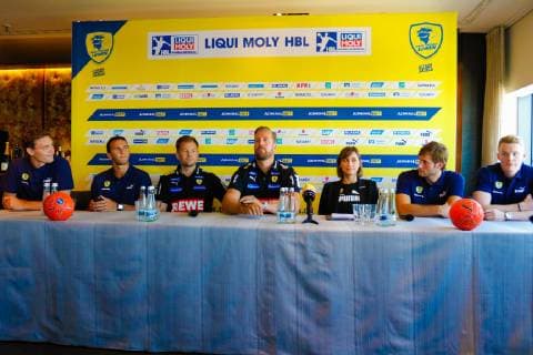 Rhein Neckar Loewen Pressekonferenz am 16.07.2019 im Le Corange bei Engelhorn in Mannheim. Von links nach recht: Niclas Kirkelokke, Romain Lagarde, Rhein Neckar Loewe Trainer Kristjan Andresson, Mannschaftsverantwortlicher Oliver Roggisch, Geschäftsführerin Jennifer Kettemann, Uwe Gensheimer und Tim Ganz. Mannheim. 16.07.19 Handball Trikot Präsentation , Mannheim Baden Wuerttemberg Deutschland
