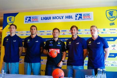 Rhein Neckar Loewen Die Neuzugänge der Rhein Neckar Löwen, vorgestellt bei der Pressekonferenz am 16.07.2019 im Le Corange bei Engelhorn in Mannheim. Von links nach recht: Niclas Kirkelokke, Romain Lagarde,Trainer Kristjan Andresson, Uwe Gensheimer und Tim Ganz. Mannheim. 16.07.19 Handball Trikot Präsentation , Mannheim Baden Wuerttemberg Deutschland