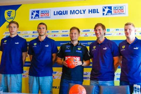 Rhein Neckar Loewen Die Neuzugänge der Rhein Neckar Löwen, vorgestellt bei der Pressekonferenz am 16.07.2019 im Le Corange bei Engelhorn in Mannheim. Von links nach recht: Niclas Kirkelokke, Romain Lagarde,Trainer Kristjan Andresson, Uwe Gensheimer und Tim Ganz. Mannheim. 16.07.19 Handball Trikot Präsentation , Mannheim Baden Wuerttemberg Deutschland