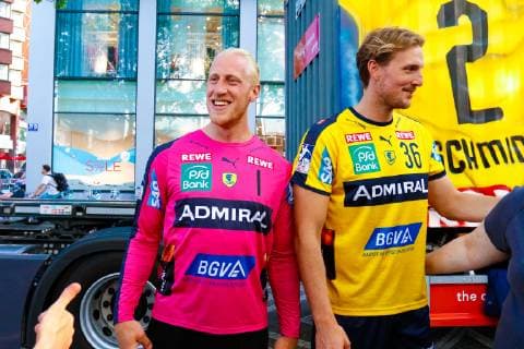 Rhein Neckar Loewen Rhein Neckar Loewe Mikael Appelgren (Nr.1) und Rhein Neckar Loewe Jesper Nielsen (Nr.36) beim Autogramme schreiben auf den Kapuzinerplanken in Mannheim - 16.07.2019. Mannheim. 16.07.19 Handball Trikot Präsentation , Mannheim Baden Wuerttemberg Deutschland