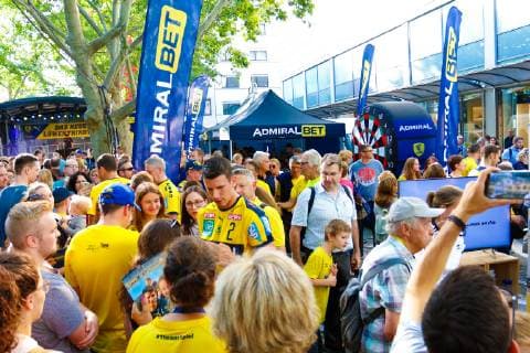 Rhein Neckar Loewen Rhein Neckar Loewe Andy Schmid (Nr.2) beim Autogramme schreiben auf den Kapuzinerplanken in Mannheim - 16.07.2019. Mannheim. 16.07.19 Handball Trikot Präsentation , Mannheim Baden Wuerttemberg Deutschland