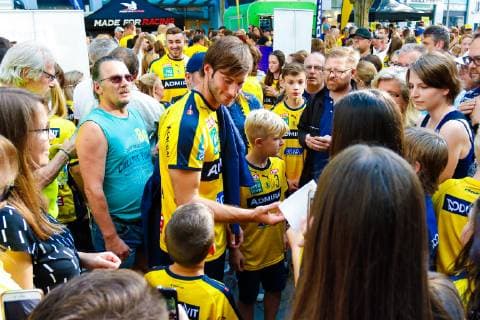 Rhein Neckar Loewen Rhein Neckar Loewe Uwe Gensheimer (Nr.3) beim Autogramme schreiben auf den Kapuzinerplanken in Mannheim - 16.07.2019. Mannheim. 16.07.19 Handball Trikot Präsentation , Mannheim Baden Wuerttemberg Deutschland