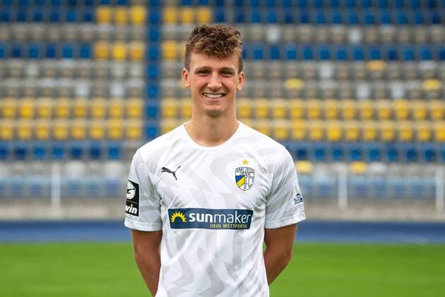 FC Carl Zeiss Jena Saison 2019 2020 Fototermin am 16.7.19 Jannis Kübler (Jena), Portrait quer Ernst Abbe Sportfeld