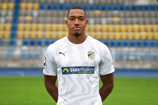 FC Carl Zeiss Jena Saison 2019 2020 Fototermin am 16.7.19 Anton Donkor (Jena), Portrait quer Ernst Abbe Sportfeld