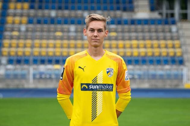 FC Carl Zeiss Jena Saison 2019 2020 Fototermin am 16.7.19 Lukas Sedlak (Jena Torwart), Portrait quer Ernst Abbe Sportfeld