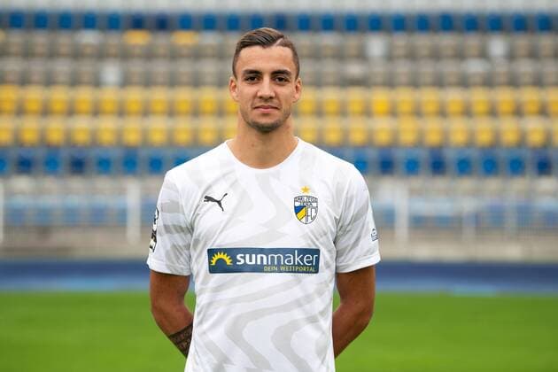 FC Carl Zeiss Jena Saison 2019 2020 Fototermin am 16.7.19 Justin Schau (Jena), Portrait quer Ernst Abbe Sportfeld