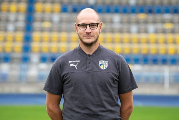 FC Carl Zeiss Jena Saison 2019 2020 Fototermin am 16.7.19 Physiotherapeut Fabian Carnarius (Jena), Portrait quer Ernst Abbe Sportfeld