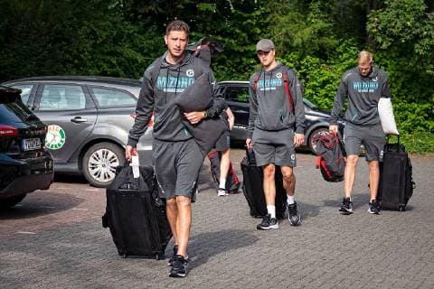 16.07.2019, xovx, Handball HBL Bundesliga, HSG Wetzlar - Trainingslager 2019 emspor, v.l. Olle Forsell Schefvert (HSG Wetzlar), Emil Frend Oefors (HSG Wetzlar), Anton Lindskog (HSG Wetzlar) bei der Abfahrt zum Trainingslager an der Dutenhofener Sporthalle (DFL DFB REGULATIONS PROHIBIT ANY USE OF PHOTOGRAPHS as IMAGE SEQUENCES and or QUASI-VIDEO) Thun