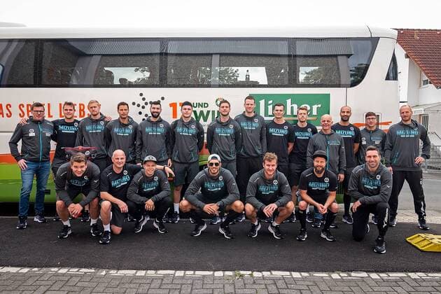 16.07.2019, xovx, Handball HBL Bundesliga, HSG Wetzlar - Trainingslager 2019 emspor, Die Mannschaft der HSG Wetzlar bei der Abfahrt zum Trainingslager in Thun (Schweiz) an der Dutenhofener Sporthalle. (DFL DFB REGULATIONS PROHIBIT ANY USE OF PHOTOGRAPHS as IMAGE SEQUENCES and or QUASI-VIDEO) Thun
