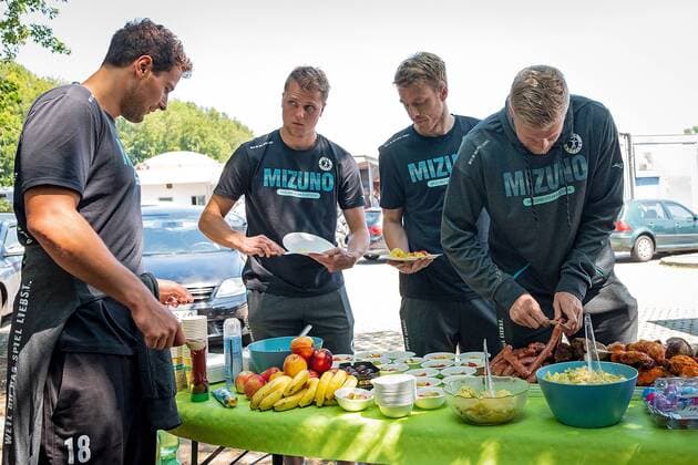 16.07.2019, xovx, Handball HBL Bundesliga, HSG Wetzlar - Trainingslager 2019 emspor, Die Mannschaft der HSG Wetzlar beim Stop zum Mittagessen in der Naehe von Freiburg auf dem Weg zum Trainingslager in Thun (Schweiz). V.l.: Nils Torbruegge (HSG Wetzlar), Emil Frend Oefors (HSG Wetzlar), Kristian Bjoernsen (HSG Wetzlar), Anton Lindskog (HSG Wetzlar) (DFL DFB REGULATIONS PROHIBIT ANY USE OF PHOTOGRAPHS as IMAGE SEQUENCES and or QUASI-VIDEO) Thun