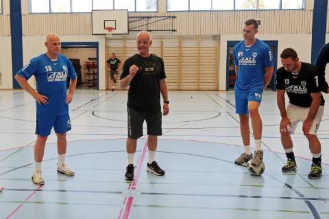16.07.2019, xovx, Handball HBL Bundesliga, HSG Wetzlar - Trainingslager 2019 emspor, Trainer Kai Wandschneider (HSG Wetzlar) begruesst seine Mannschaft zur ersten Trainingseinheit in der Sporthalle Lachen im schweizerischen Thun im Berner Oberland. (DFL DFB REGULATIONS PROHIBIT ANY USE OF PHOTOGRAPHS as IMAGE SEQUENCES and or QUASI-VIDEO) Thun