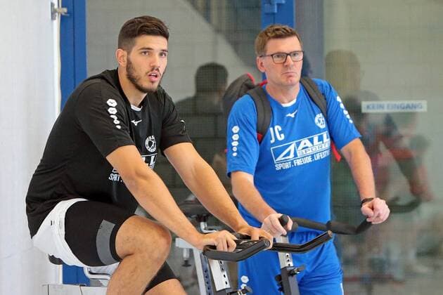 16.07.2019, xovx, Handball HBL Bundesliga, HSG Wetzlar - Trainingslager 2019 emspor, Die erste Trainingseinheit der HSG Wetzlar im Trainingslager in Thun (Schweiz), v.l. Stefan Cavor (HSG Wetzlar) im Gespraech mit Co-Trainer Jasmin Camdzic (HSG Wetzlar). (DFL DFB REGULATIONS PROHIBIT ANY USE OF PHOTOGRAPHS as IMAGE SEQUENCES and or QUASI-VIDEO) Thun