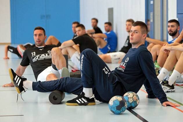16.07.2019, xovx, Handball HBL Bundesliga, HSG Wetzlar - Trainingslager 2019 emspor, Aufwaermen vor der ersten Trainingseinheit der HSG Wetzlar im Trainingslager in Thun (Schweiz), v.l. Filip Mirkulovski (HSG Wetzlar), Anadin Suljakovic (HSG Wetzlar), (DFL DFB REGULATIONS PROHIBIT ANY USE OF PHOTOGRAPHS as IMAGE SEQUENCES and or QUASI-VIDEO) Thun