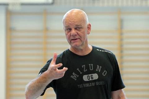 16.07.2019, xovx, Handball HBL Bundesliga, HSG Wetzlar - Trainingslager 2019 emspor, Trainer Kai Wandschneider (HSG Wetzlar) begruesst die Spieler zur ersten Trainingseinheit der HSG Wetzlar im Trainingslager in Thun (Schweiz). (DFL DFB REGULATIONS PROHIBIT ANY USE OF PHOTOGRAPHS as IMAGE SEQUENCES and or QUASI-VIDEO) Thun