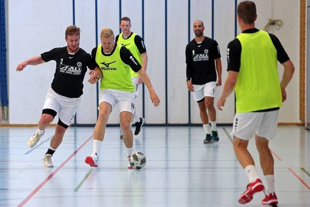 16.07.2019, xovx, Handball HBL Bundesliga, HSG Wetzlar - Trainingslager 2019 emspor, Fussball zum Einstimmen auf das Trainigslager in Thun, v.l. Alexander Feld (HSG Wetzlar), Anton Lindskog (HSG Wetzlar), Lenny Rubin (HSG Wetzlar), Joao Ferraz (HSG Wetzlar), Emil Frend Oefors (HSG Wetzlar) (DFL DFB REGULATIONS PROHIBIT ANY USE OF PHOTOGRAPHS as IMAGE SEQUENCES and or QUASI-VIDEO) Thun