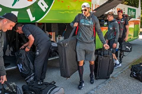 16.07.2019, xovx, Handball HBL Bundesliga, HSG Wetzlar - Trainingslager 2019 emspor, Ankunft der Mannschaft am Teamhotel Holiday im Schweizerischen Thun, v.l. Anadin Suljakovic (HSG Wetzlar), Stefan Cavor (HSG Wetzlar), Physiotherapeut Maximilian Schuller (HSG Wetzlar), Physiotherapeut Malte Kraft (HSG Wetzlar). (DFL DFB REGULATIONS PROHIBIT ANY USE OF PHOTOGRAPHS as IMAGE SEQUENCES and or QUASI-VIDEO) Thun
