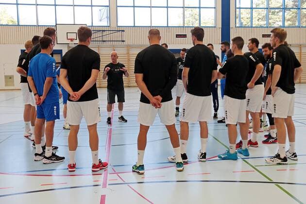 16.07.2019, xovx, Handball HBL Bundesliga, HSG Wetzlar - Trainingslager 2019 emspor, Trainer Kai Wandschneider (HSG Wetzlar) begruesst seine Mannschaft zur ersten Trainingseinheit in der Sporthalle Lachen im schweizerischen Thun im Berner Oberland. (DFL DFB REGULATIONS PROHIBIT ANY USE OF PHOTOGRAPHS as IMAGE SEQUENCES and or QUASI-VIDEO) Thun