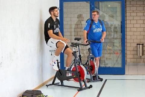 16.07.2019, xovx, Handball HBL Bundesliga, HSG Wetzlar - Trainingslager 2019 emspor, Die erste Trainingseinheit der HSG Wetzlar im Trainingslager in Thun (Schweiz), v.l. Stefan Cavor (HSG Wetzlar) im Gespraech mit Co-Trainer Jasmin Camdzic (HSG Wetzlar). (DFL DFB REGULATIONS PROHIBIT ANY USE OF PHOTOGRAPHS as IMAGE SEQUENCES and or QUASI-VIDEO) Thun
