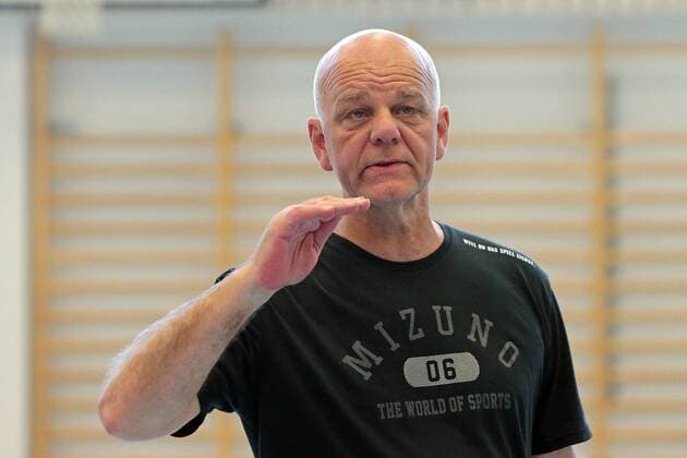 16.07.2019, xovx, Handball HBL Bundesliga, HSG Wetzlar - Trainingslager 2019 emspor, Trainer Kai Wandschneider (HSG Wetzlar) begruesst die Spieler zur ersten Trainingseinheit der HSG Wetzlar im Trainingslager in Thun (Schweiz). (DFL DFB REGULATIONS PROHIBIT ANY USE OF PHOTOGRAPHS as IMAGE SEQUENCES and or QUASI-VIDEO) Thun