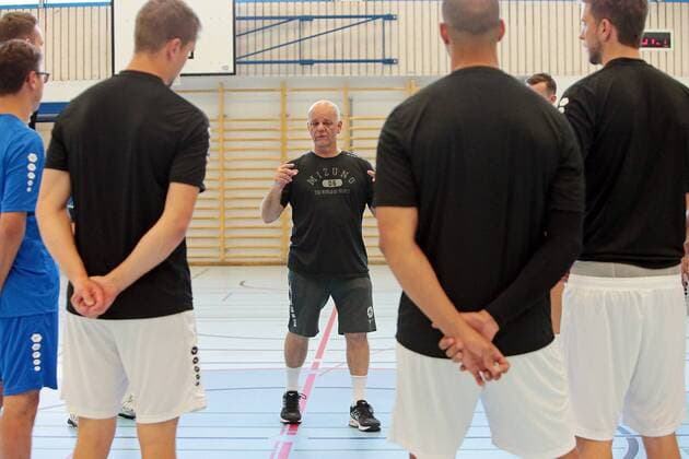 16.07.2019, xovx, Handball HBL Bundesliga, HSG Wetzlar - Trainingslager 2019 emspor, Trainer Kai Wandschneider (HSG Wetzlar) begruesst die Spieler zur ersten Trainingseinheit der HSG Wetzlar im Trainingslager in Thun (Schweiz). (DFL DFB REGULATIONS PROHIBIT ANY USE OF PHOTOGRAPHS as IMAGE SEQUENCES and or QUASI-VIDEO) Thun