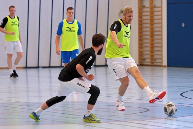 16.07.2019, xovx, Handball HBL Bundesliga, HSG Wetzlar - Trainingslager 2019 emspor, Fussball zum Einstimmen auf das Trainigslager in Thun, v.l. Physiotherapeut Malte Kraft (HSG Wetzlar), Maximilian Holst (HSG Wetzlar), Anton Lindskog (HSG Wetzlar) (DFL DFB REGULATIONS PROHIBIT ANY USE OF PHOTOGRAPHS as IMAGE SEQUENCES and or QUASI-VIDEO) Thun