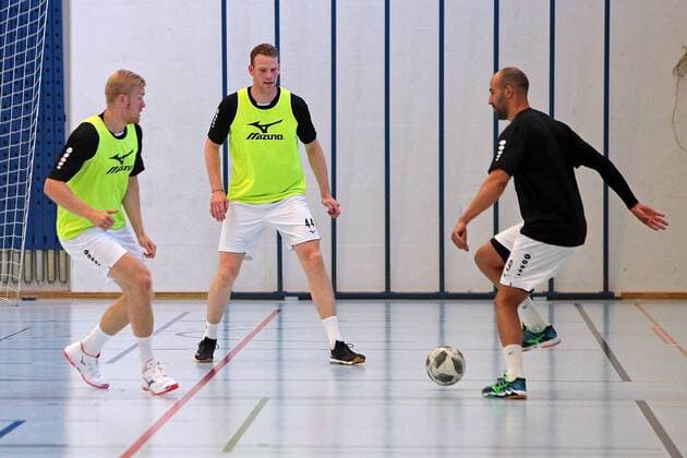 16.07.2019, xovx, Handball HBL Bundesliga, HSG Wetzlar - Trainingslager 2019 emspor, Fussball zum Einstimmen auf das Trainigslager in Thun, v.l. Anton Lindskog (HSG Wetzlar), Lenny Rubin (HSG Wetzlar), Joao Ferraz (HSG Wetzlar) (DFL DFB REGULATIONS PROHIBIT ANY USE OF PHOTOGRAPHS as IMAGE SEQUENCES and or QUASI-VIDEO) Thun