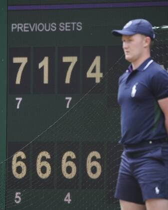 Wimbledon Balljunge steht neben Anzeigetafel, scoreboard, Detail, Copyright: xJuergenxHasenkopfx