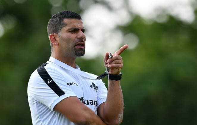 17.07.2019, xfux, Fussball 2.Bundesliga, SV Darmstadt 98 Training emspor, v.l. Trainer Dimitrios Grammozis (SV Darmstadt 98) gibt Anweisungen, gestikuliert, mit den Armen gestikulieren gives instructions, gesticulate, gesticolando. Darmstadt