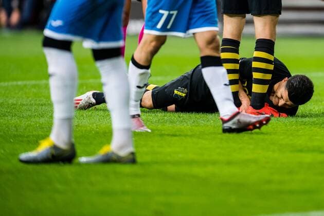 190717 Tarik Elyounoussi of AIK in pain during the UEFA Champions League qualifying match between AIK and Ararat-Armenia on July 17, 2019 in Stockholm. Photo: Maxim Thore BILDBYRAN bbeng fotball fotboll football kval till champions league soccer champions league qualification aik ararat armenia Copyright: MAXIMxTHORE BB190717MT014