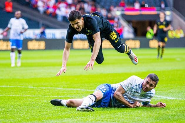 190717 AIK:s Tarik Elyounoussi och Ararat-Armenias Guz under kvalmatchen till Champions League mellan AIK och FC Ararat-Armenia den 17 juli 2019 i Stockholm. Copyright: KENTAxJÖNSSON ST190717AAB06