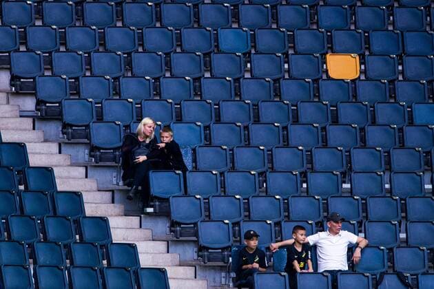 190717 Glest med publik pa läktaren under kvalmatchen till Champions League mellan AIK och FC Ararat-Armenia den 17 juli 2019 i Stockholm. Copyright: KENTAxJÖNSSON ST190717AAB09