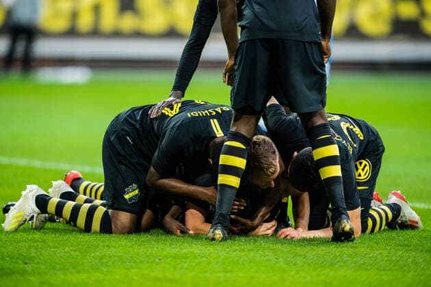 190717 Henok Goitom of AIK celebrates with teammates after 2-0 during the UEFA Champions League qualifying match between AIK and Ararat-Armenia on July 17, 2019 in Stockholm. Photo: Maxim Thore BILDBYRAN bbeng fotball fotboll football kval till champions league soccer champions league qualification aik ararat armenia jubel celebration Copyright: MAXIMxTHORE BB190717MT042