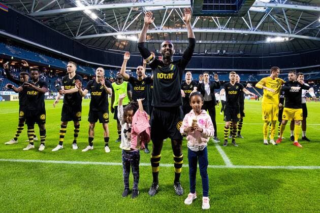 190717 AIK:s Henok Goitom med barn jublar med lagkamrater efter kvalmatchen till Champions League mellan AIK och FC Ararat-Armenia den 17 juli 2019 i Stockholm. Copyright: KENTAxJÖNSSON ST190717AAB0L