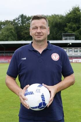 Regionalliga West, Saison 2019 2020, Fototermin Fortuna Köln, -- Georg Koch ( TW Trainer Fortuna Köln ) Porträt mit Ball