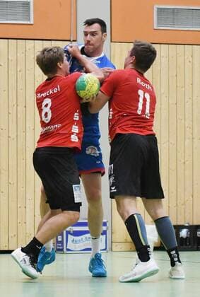 Marc Breckel ( 8, VfL Pfullingen) und Niklas Roth ( 11, VfL Pfullingen) stoppen Isaias Guardiola ( 7, TBV Lemgo Lippe), VfL Pfullingen vs. TBV Lemgo, Handball, Freundschaftsspiel, 18.07.2019, VfL Pfullingen vs. TBV Lemgo, Handball, Freundschaftsspiel, 18.07.2019 Dettingen an der Erms Copyright: xEIBNER Florian_Schustx EP_SCHUST