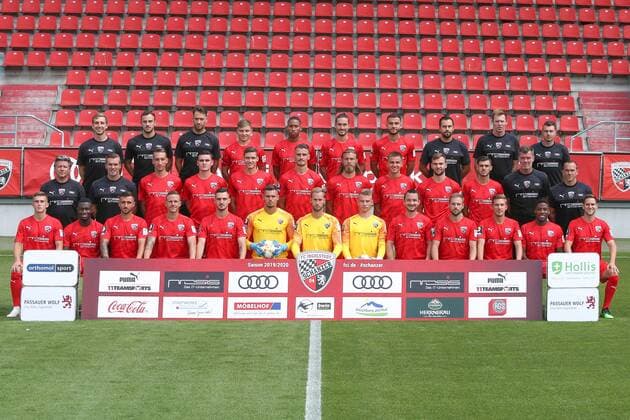 FC Ingolstadt 04 - 3.Liga - Porträttermin 2019 2020 - Mannschaftsfoto - hi. Reihe v.li.:Stefan Schröder Teamkoordinator - Marcel Posselt Stv. Teamkoordinator - Mathias Grote Videoanalyse - Gabriel Weiß 32 - Caniggia Elva 14 - Jonathan Kotzke 25 - Fatih Kaya 9 - Stefan Retzer Physiotherapeut - Georg Meyer Physiotherapeut - Mathias Blaser Physiotherapeut - mi.Reihe v.li: Jeff Saibene Cheftrainer - Carsten Rump Co-Trainer - Tobias Schröck 21 - Thomas Keller 27 - Maximilian Thalhammer 6 - Stefan Kutschke 30 - Björn Paulsen 4 - Filip Bibija 35 - Benedikt Gimber 5 - Georgius Pintidis 36 - Alexander Kunze Torwarttrainer - Jörg Mikoleit Athletiktrainer - untere Reihe v.li.: Patrick Sussek 37 - Agymang Diawusie 11 - Robin Krause 23 - Marcel Gaus 19 - Maximilian Wolfram 8 - Torwart Fabian Buntic 24 - Torwart Marco Knaller 1 - Torwart Lukas Schellenberg 39 - Peter Kurzweg 16 - Maximilian Beister 10 - Konstantin Kerschbaumer 7 - Frederic Ananou 2 - Michael Heinloth 17 FC Ingolstadt 04 - 3.Liga - Porträttermin 2019 2020 - Mannschaftsfoto