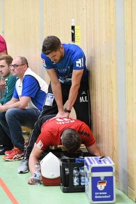 Niklas Roth ( 11, VfL Pfullingen) wird auf der Bank massiert, VfL Pfullingen vs. TBV Lemgo, Handball, Freundschaftsspiel, 18.07.2019, VfL Pfullingen vs. TBV Lemgo, Handball, Freundschaftsspiel, 18.07.2019 Dettingen an der Erms Copyright: xEIBNER Florian_Schustx EP_SCHUST