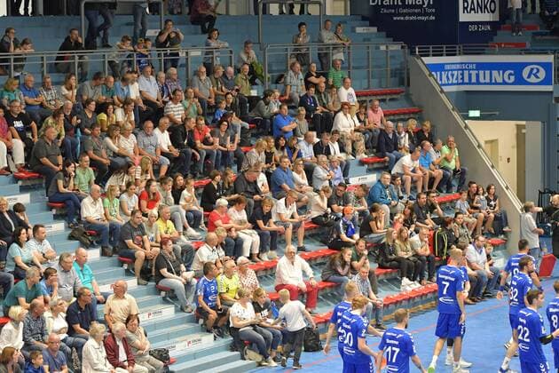 Gut gefüllte Tribünebeim ersten öffentlichen Training des VfL Gummersbach in der Schwalbe Arena, Prssekonferenz und Pressetraining des VfL Gummersbach am 18.07.2019 - Pressekonferenz und Pressetraining des VfL Gummersbach am 18.07.2019 Gummersbach Copyright: xEIBNER JuergenxAugstx EP_JOGI