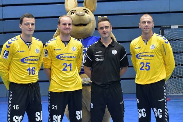Die Torhueterriege des VfL Gummersbach, 16 Filip Ivic ( 16, VfL Gummersbach) 21 Matthias Puhle ( 21m VfL Gummersbach), Alois Mraz (Co-Trainer VfL Gummersbach, 25 Lasse Hasenforther ( 25, VfL Gummersbach) im Hintergrund VfL Maskottchen Gummi , Pressekonferenz und Pressetraining des VfL Gummersbach am 18.07.2019 - Pressekonferenz und Pressetraining des VfL Gummersbach am 18.07.2019 Gummersbach Copyright: xEIBNER JuergenxAugstx EP_JOGI