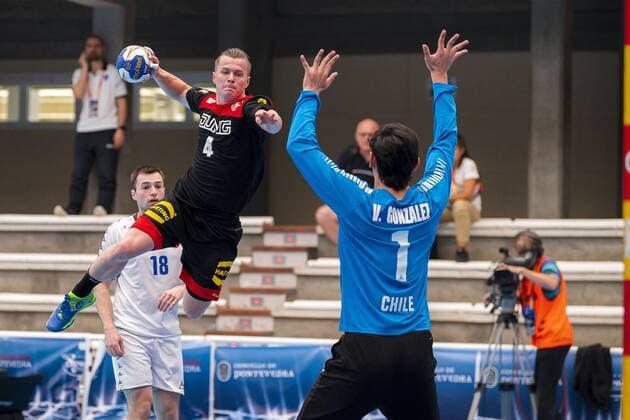 Pontevedra, Soanien 19. Juli 2019: IHF Junior U21, U 21 WM - Gruppe D - Deutschland vs. Chile v.li. Fin Backs (Deutschland MT Melsungen DjK Rimpar Woelfe), Vicente Gonzalez (Chile) Pontevedra Pabellon Municipal de Pontevedra Spanien
