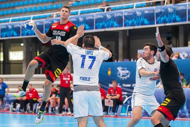 Pontevedra, Soanien 19. Juli 2019: IHF Junior U21, U 21 WM - Gruppe D - Deutschland vs. Chile v.li. Sebastian Heymann (Deutschland Frisch Auf Goeppingen), Jose Luis Lopez (Chile), Marcel Timm (Deutschland HC 2000 Coburg) am Kreis Pontevedra Pabellon Municipal de Pontevedra Spanien