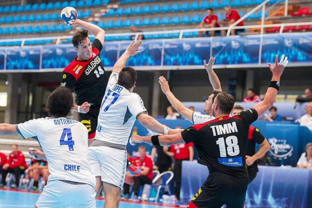Pontevedra, Soanien 19. Juli 2019: IHF Junior U21, U 21 WM - Gruppe D - Deutschland vs. Chile v.li. Felipe Gutierrez (Chile), Jannek Klein (Deutschland Eulen Ludwigshafen), Jose Luis Lopez (Chile), Marcel Timm (Deutschland HC 2000 Coburg) Pontevedra Pabellon Municipal de Pontevedra Spanien