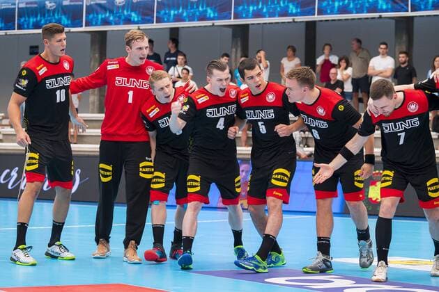 Pontevedra, Soanien 19. Juli 2019: IHF Junior U21, U 21 WM - Gruppe D - Deutschland vs. Chile v.li. Sebastian Heymann (Deutschland Frisch Auf Goeppingen), Torhueter Till Klimpke (Deutschland HSG Wetzlar), Dimitri Ignatow (Deutschland MT Melsungen) ,Fin Backs (Deutschland MT Melsungen DjK Rimpar Woelfe), Tim Matthes (Deutschland Fuechse Berlin), Max Neuhaus (Deutschland Eulen Ludwigshafen Friesenheim), Max Staar (Deutschland GWD Minden) Jubel Freude Emotion Pontevedra Pabellon Municipal de Pontevedra Spanien