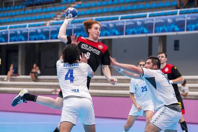 Pontevedra, Soanien 19. Juli 2019: IHF Junior U21, U 21 WM - Gruppe D - Deutschland vs. Chile v.li. Felipe Gutierrez (Chile), Lukas Stutzke (Deutschland Bergischer HC) Pontevedra Pabellon Municipal de Pontevedra Spanien