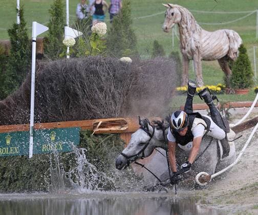 Sport Bilder des Tages Peter Thomson (GER) verpasst mit seinem Pferd Casino 80 das Hindernis, Sturz am Rolex Hindernis , SAP-Cup, Vielseitigkeit, Teilprüfung Cross Country, Geländeritt , Weltfest des Pferdesports, World Equestrian Festival, CHIO Aachen 2019, 12.-21.07.2019, Aachener Soers, 20.07.2019 - *** Peter Thomson GER with his horse Casino 80 misses the obstacle, fall at the Rolex obstacle, SAP Cup, Eventing, Cross Country, Cross Country, World Equestrian Festival, World Equestrian Festival, CHIO Aachen 2019, 12 21 07 2019, Aachen Soers, 20 07 2019